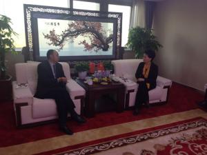 鄺遠(yuǎn)平與河南省工商聯(lián)副主席、鄭州市工商聯(lián)主席薛景霞